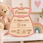 Targhetta Nascita Personalizzata in Legno – Tutina con Nome e Dati Nascita